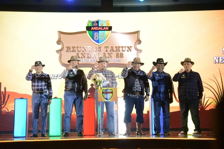 Reuni 35 Tahun Andalan 88: group raising fists on stage
